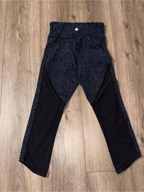 Leggings | Deep Breath | Cropped Patterned | Black & Blue | Lululemon Mesh |
